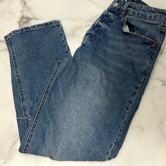 H&M Woman's Siize 8 High wasted Buttoned Jean Hole distressed Cropped  boyfriend - Picture 3 of 7